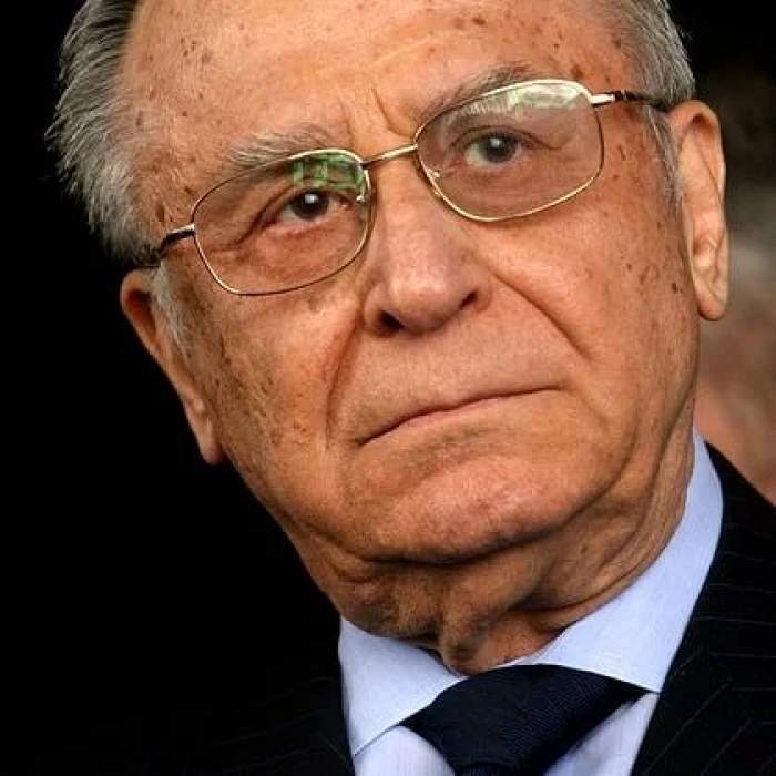 ion iliescu imbracat la costum