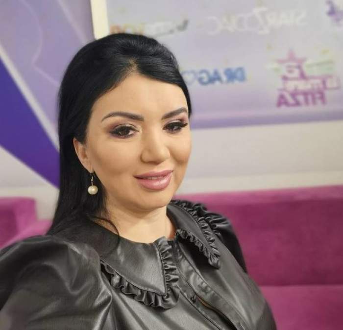 Adriana Bahmuțeanu în rochie de piele, în platou la Antena Stars.