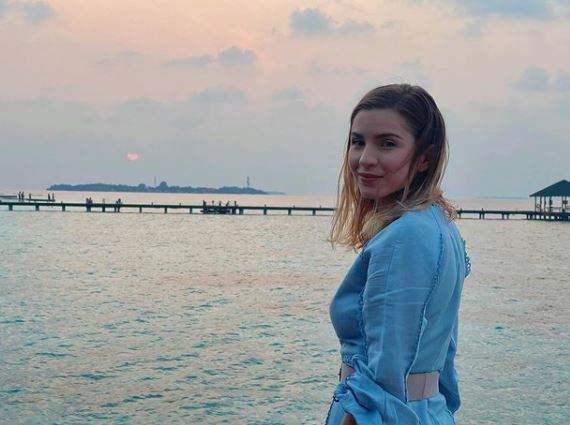 Cristina Ciobănașu îmbrăcată în albastru, în Maldive.