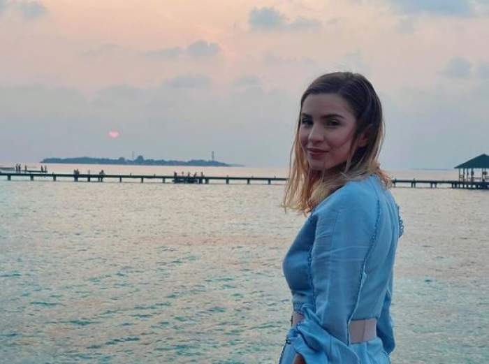 Cristina Ciobănașu îmbrăcată în albastru, în Maldive.