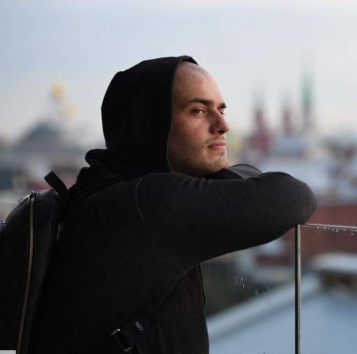 Matei Dima în hanorac negru, pe balcon.