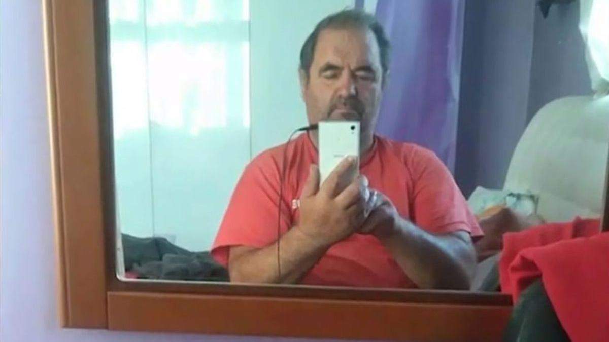gheorghe morosan isi face selfie in oglinda