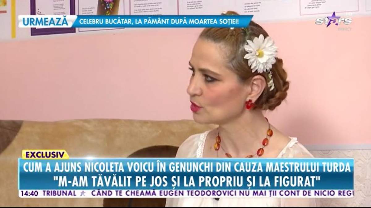 Nicoleta Voicu a oferit un interviu la ea acasa, poarta costum popular si are parul prins si o floare in el