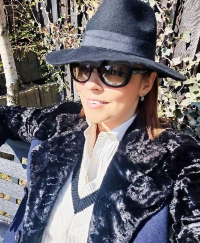 Andreea Marin cu pălărie neagră și ochelari de soare.