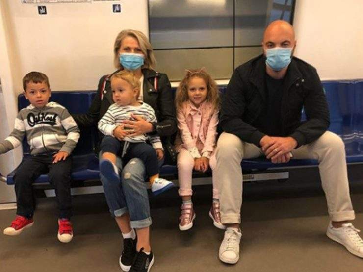 Mirela Vaida alături de soțul său și cei 3 copii, în metrou.