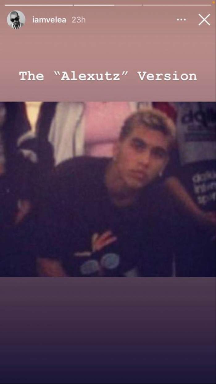 O fotografie cu Alex Velea din adolescență. Artistul purta un tricou negru cu model colorat și avea șuvițe blonde.