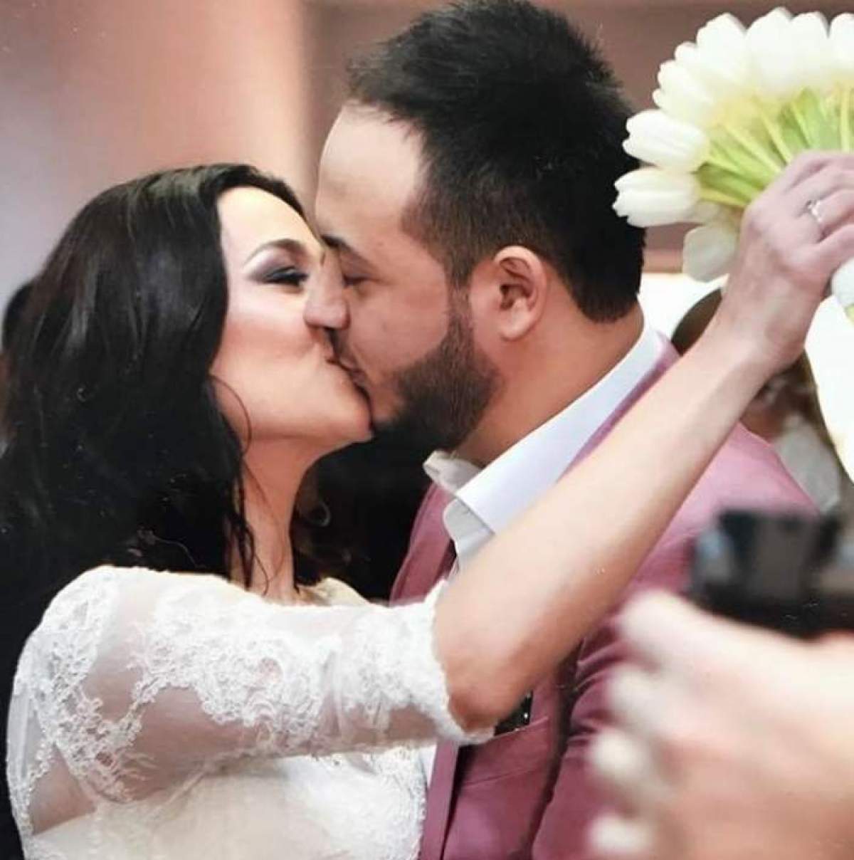 Claudia Pătrășcanu și Gabi Bădălău în perioada în care formau un cuplu, în timp ce se sărută.