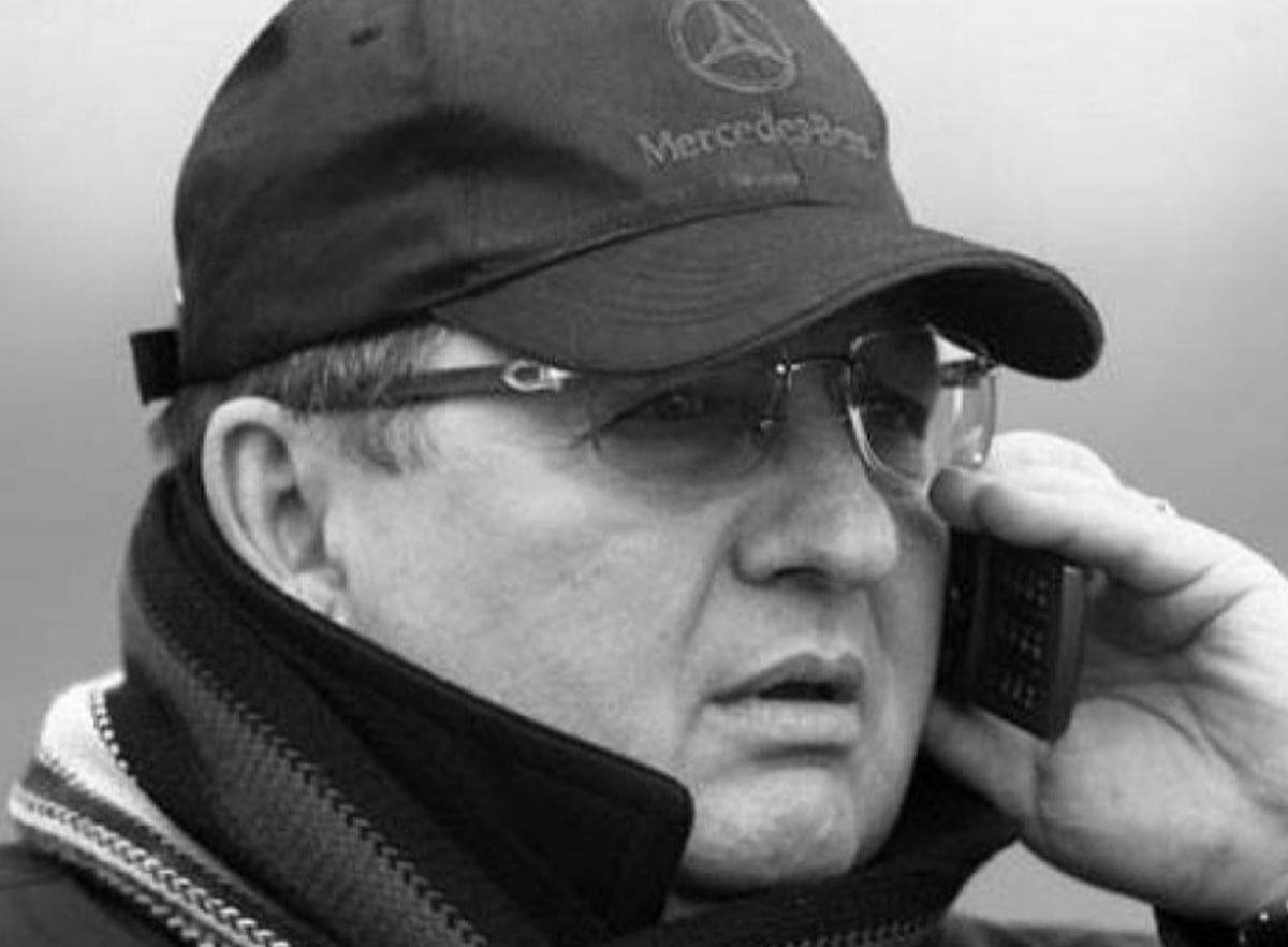 dumitru tudor cu sapca pe cap vorbeste la telefon