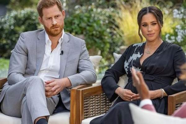 printul harry si merghan markle afara pe scaune