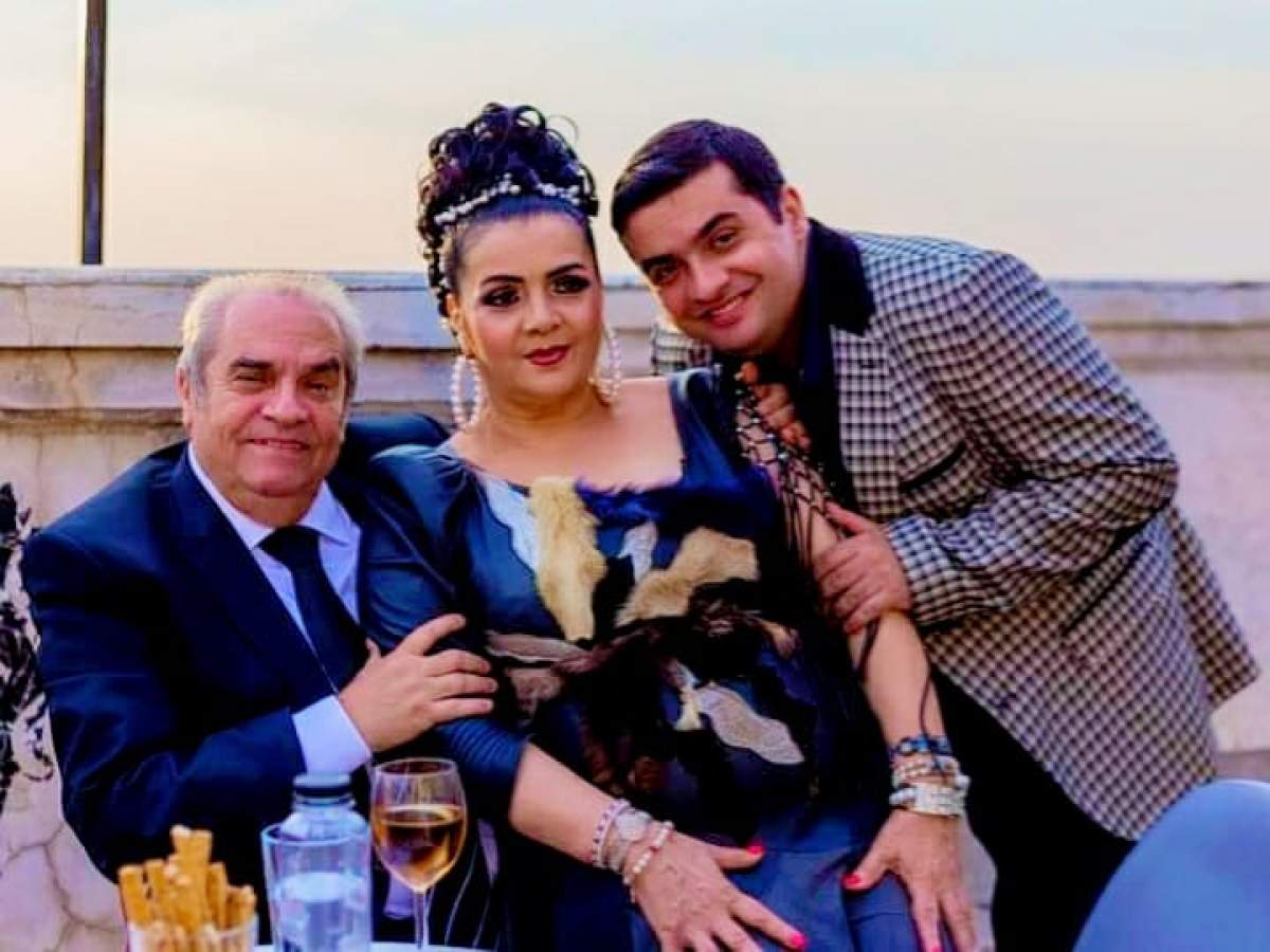 Alex Padureanu este cu Cornelia Catanga si Aurel Padureanu la o terasa, sunt imbracati elegant si zambesc