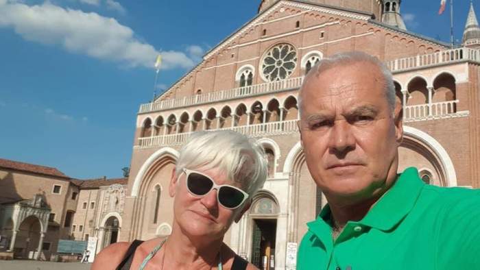 Monica Tatoiu și soțul ei își fac un selfie, în vacanță. Ea poartă un maiou negru, iar el un tricou verde.