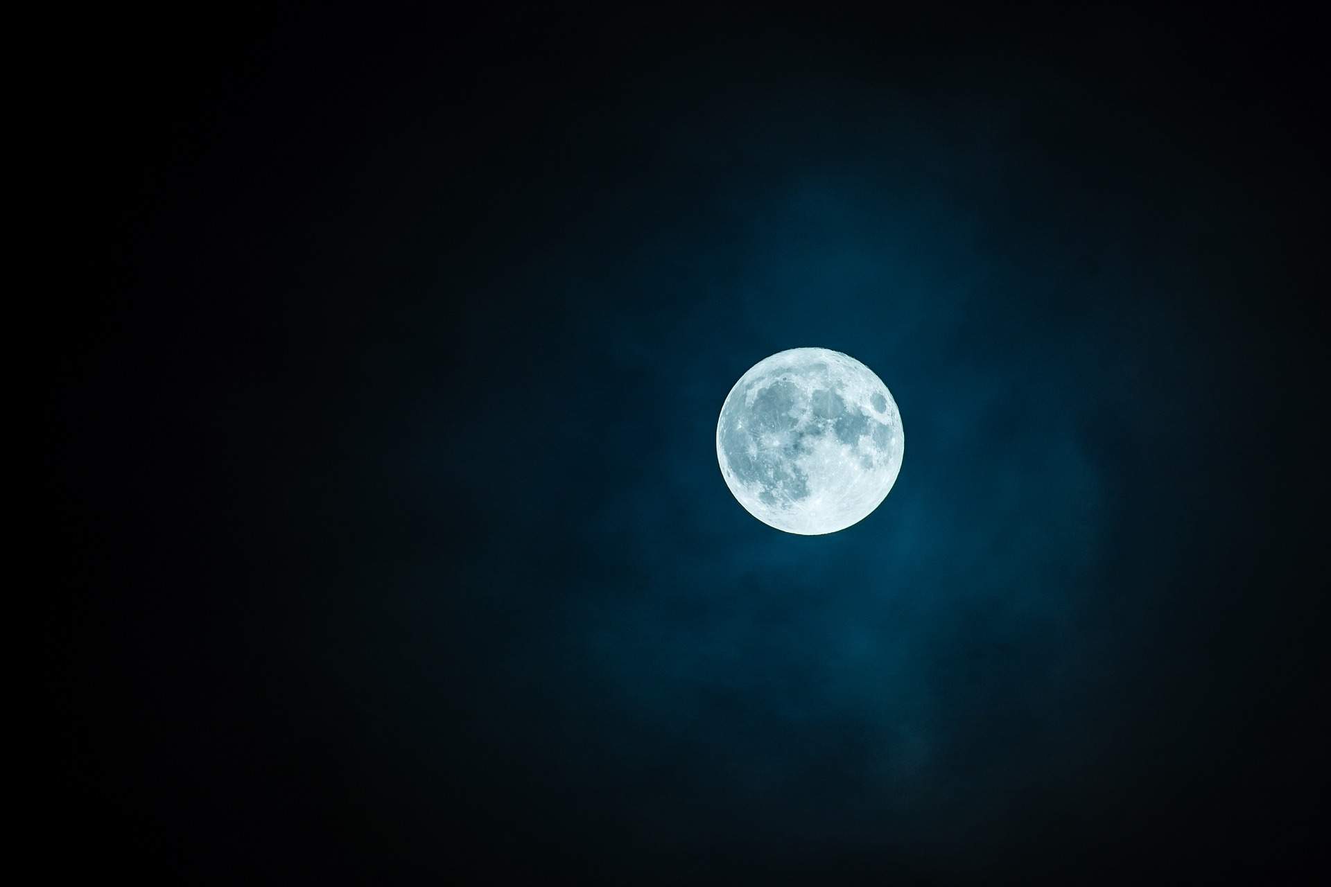 Superluna, primul eveniment astronomic din această primăvară. Când va putea fi văzută și cum afecteaza zodiile