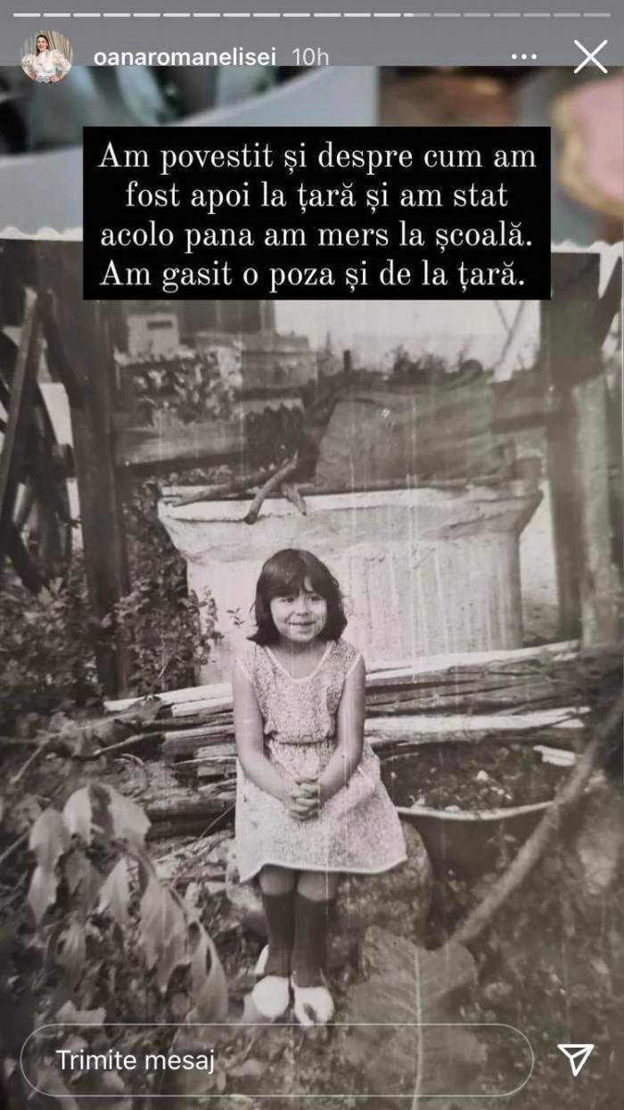 Oana Roman când era mică. Vedeta purta o rochiță albă și ciorăpei și zâmbea stând pe o bucată de lemn.