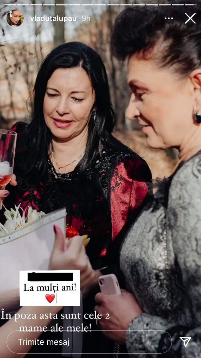 Mama și soacra Vlăduței Lupău se află afară. Mama artistei poartă o rochie gri, iar mama lui Adi Rus una roșie cu elemente negre.