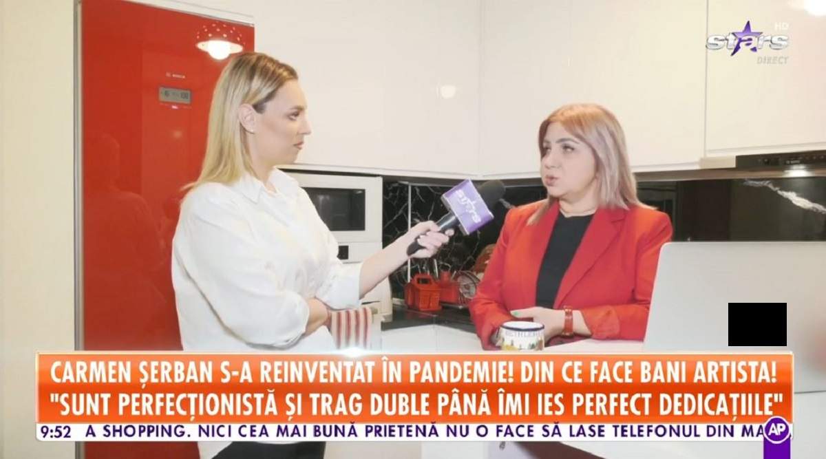 Carmen Șerban dă un interviu pentru Antena Stars de la ea acasă. Vedeta poartă un tricou negru și pe deasupra un sacou roșu.