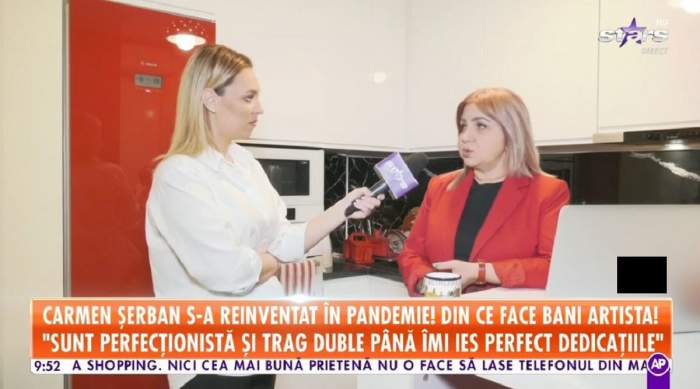 Carmen Șerban dă un interviu pentru Antena Stars de la ea acasă. Vedeta poartă un tricou negru și pe deasupra un sacou roșu.