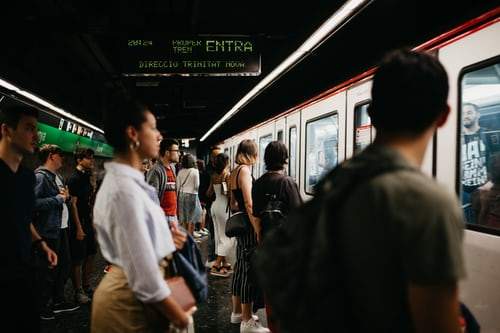 oameni la metrou în Spania