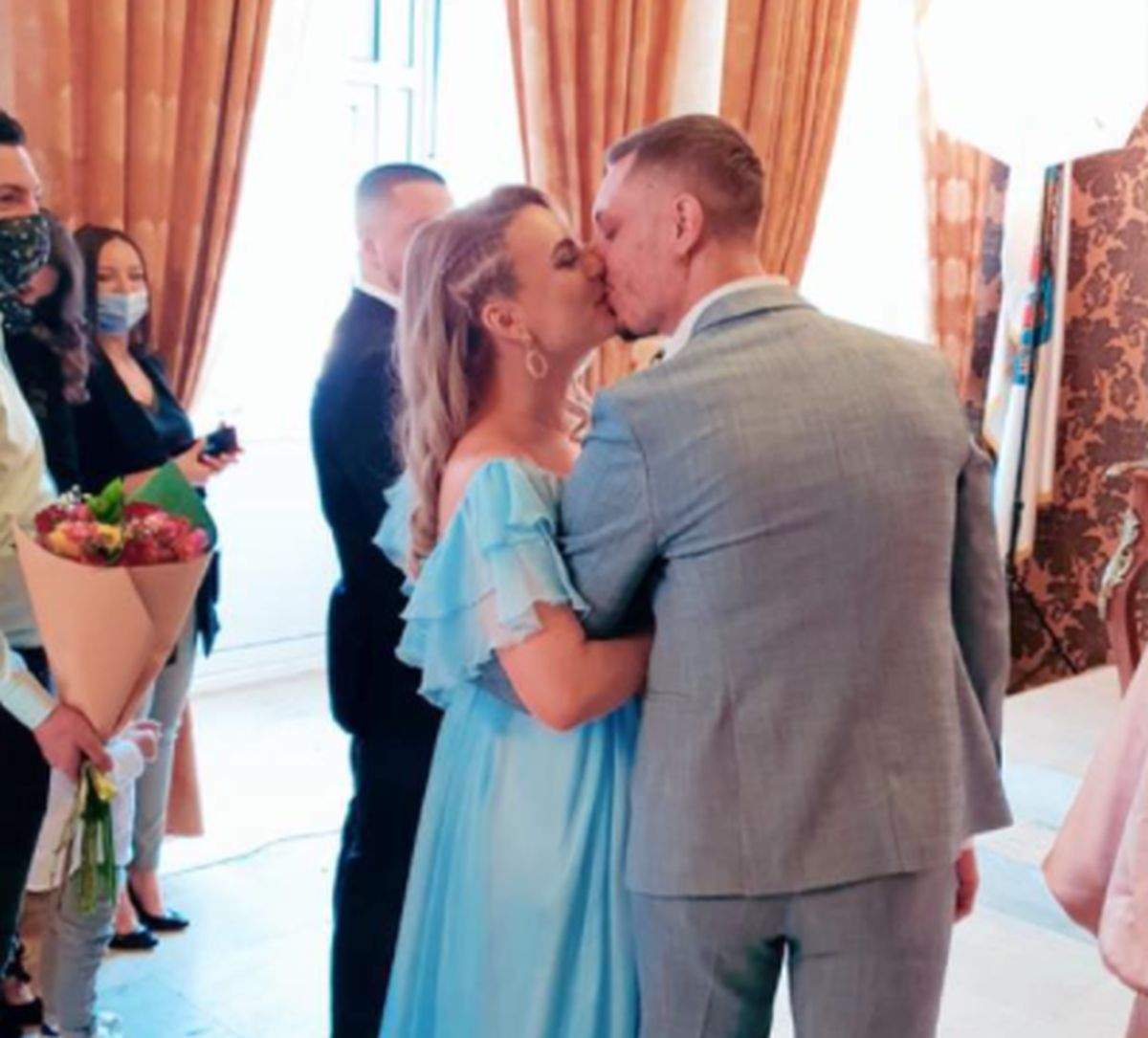 Larisa, fosta soție a lui Laurențiu de la MPFM, intr-o rochie albastra sarutandu-se la starea civila cu actualul sot