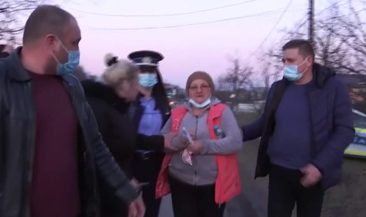 Imagini cu soția criminalului din Onești, încătușată de polițiști! Fiica femeii i-a implorat pe oamenii legii să o elibereze / VIDEO