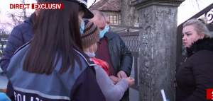 Imagini cu soția criminalului din Onești, încătușată de polițiști! Fiica femeii i-a implorat pe oamenii legii să o elibereze / VIDEO