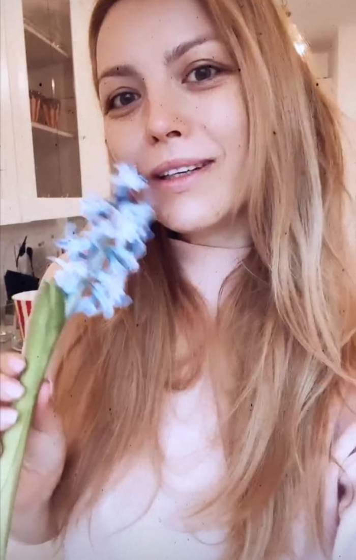 Elena Gheorghe nemachiată, cu o floare în mână