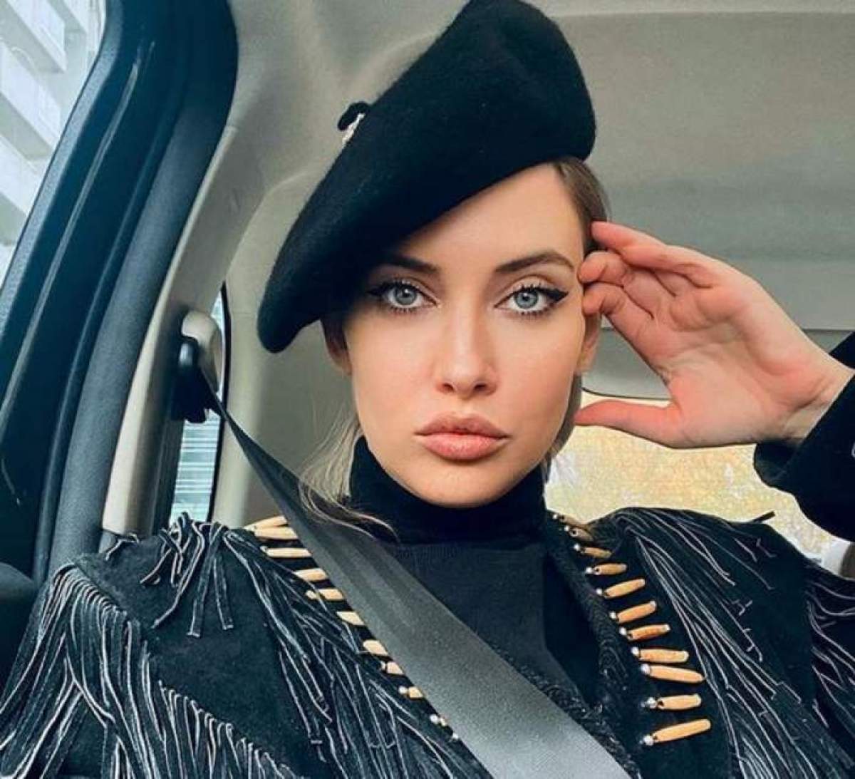 Iulia Albu, selfie în mașină, îmbrăcată în negru