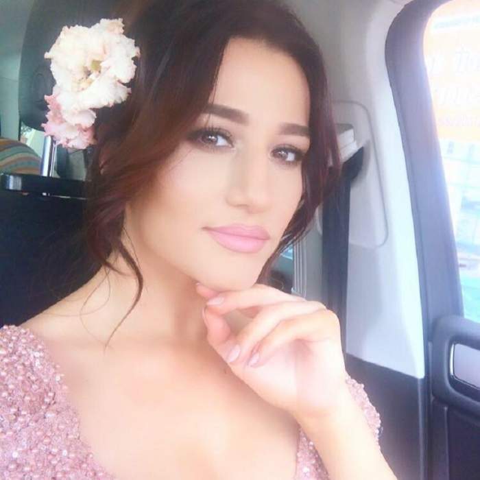 Claudia Pătrășcanu, selfie în mașină, în ținută roz