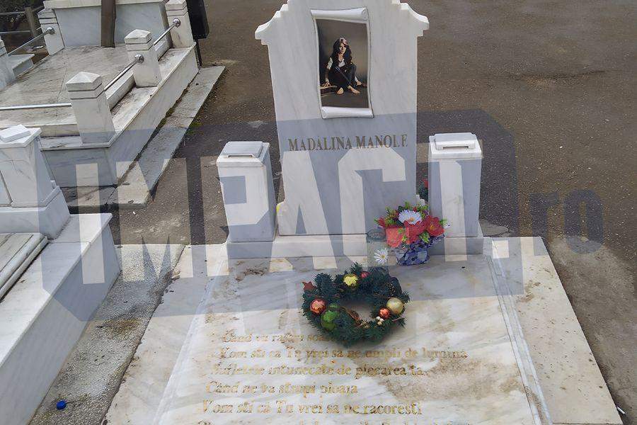 Imagine cu mormântul Mădălinei Manole.