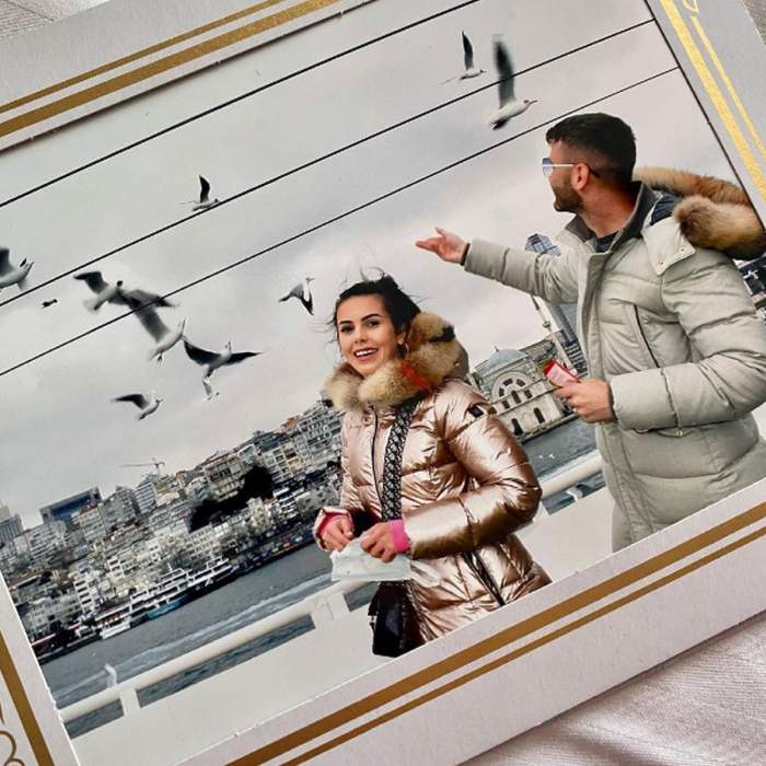 Georgiana Lobonț si rares imbracati gros plimbandu-se pe strazile din turcia in luna de miere la cinci ani de la nunta