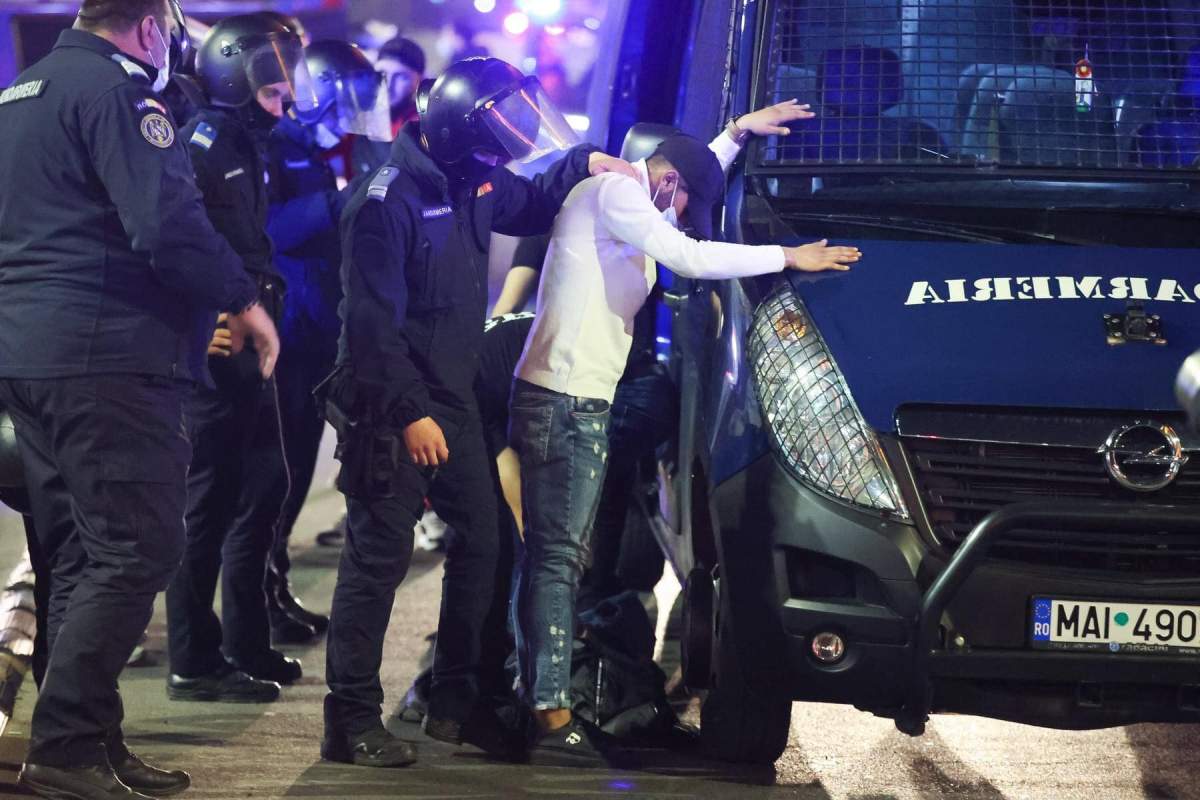 Încă o noapte de proteste în întreaga țară, de data aceasta violente. Jandarmii au intervenit în forță