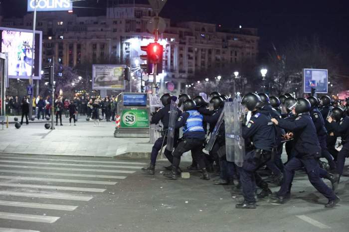 Încă o noapte de proteste în întreaga țară, de data aceasta violente. Jandarmii au intervenit în forță