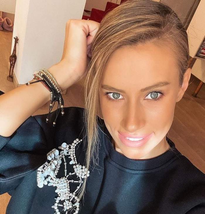 Gabriela Prisăcariu își face un selfie. Vedeta poartă o bluză neagră cu un model cu paiete albe și zâmbește.