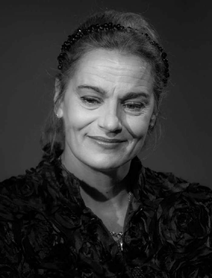 Maia Morgestern, zâmbitoare, în ținută neagră, fotografie alb-negru