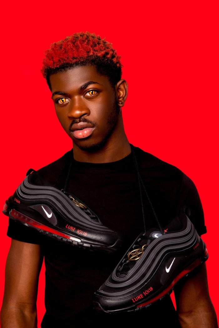 Celebrul rapper Lil Nas a scos pe piață adidași care conțin sânge uman. Stocul a fost epuizat în mai puțin de un minut