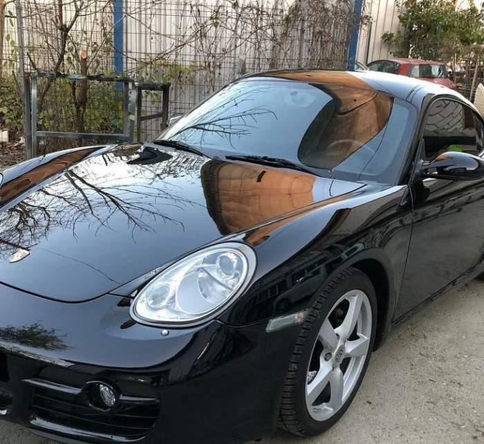Mașina Oanei Zăvoranu. Bolidul e în parcare și are culoarea neagră.