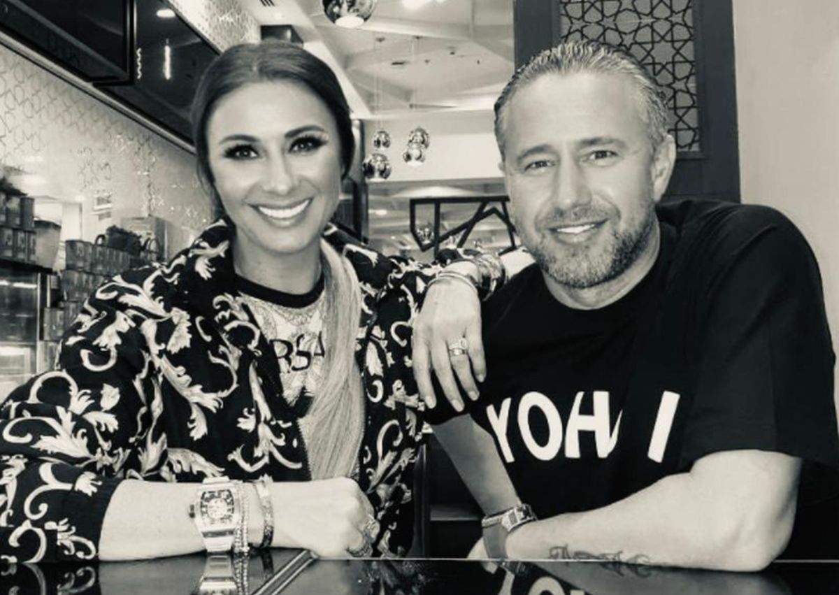 Anamaria Prodan și Laurențiu Reghecampf stand la masa