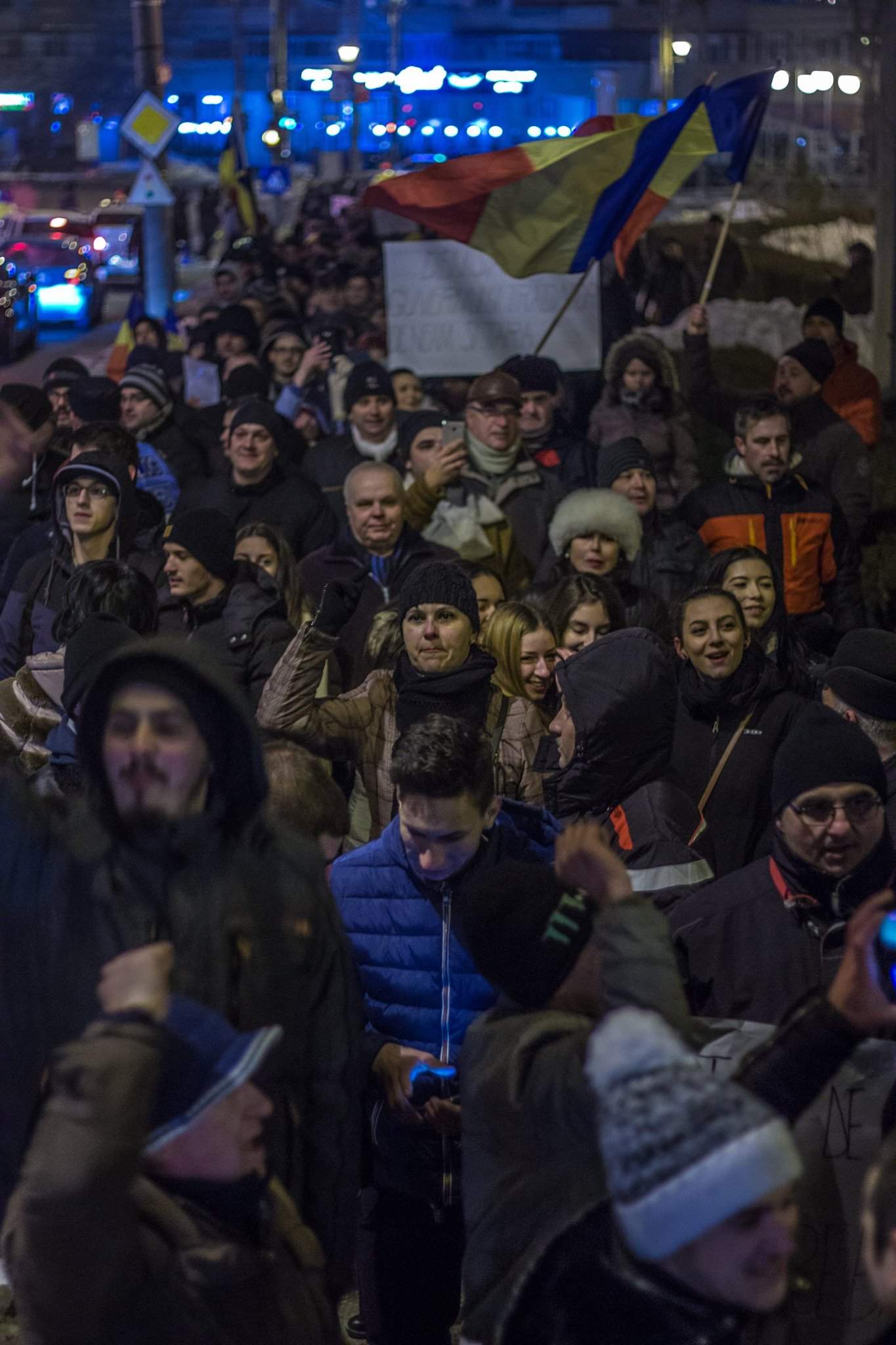 Mai mulți minori brăileni au fost snopiți în bătaie de jandarmi la protestul de aseară. Unul dintre ei a ajuns în comă, la spital