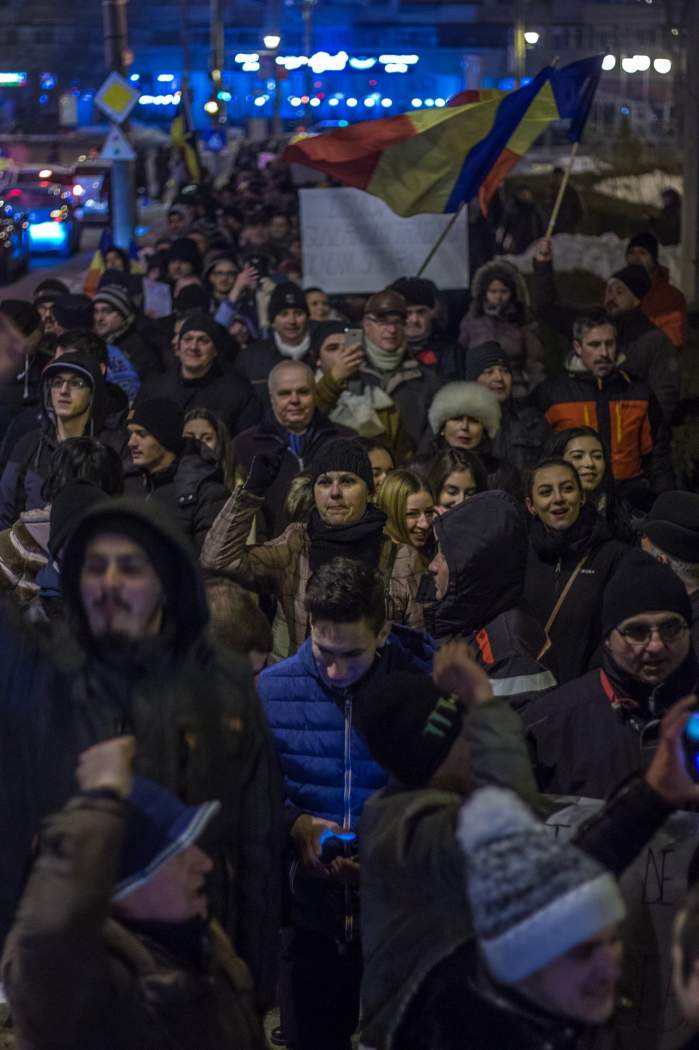 Mai mulți minori brăileni au fost snopiți în bătaie de jandarmi la protestul de aseară. Unul dintre ei a ajuns în comă, la spital