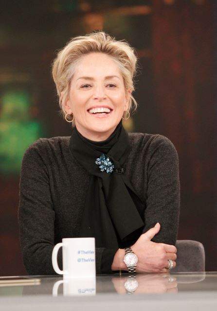 Sharon Stone susține că un medic estetician i-ar fi mărit pieptul fără voia ei. ”Aveam sânii mai mari cu o întreagă cupă”