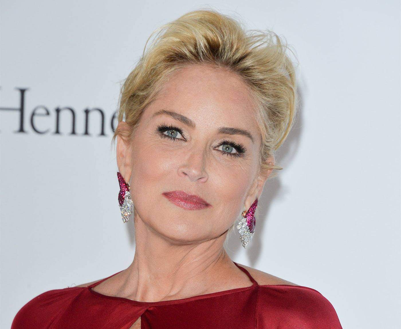 Sharon Stone susține că un medic estetician i-ar fi mărit pieptul fără voia ei. ”Aveam sânii mai mari cu o întreagă cupă”