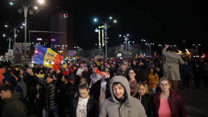 Protestarii care mărșăluiesc prin oraș