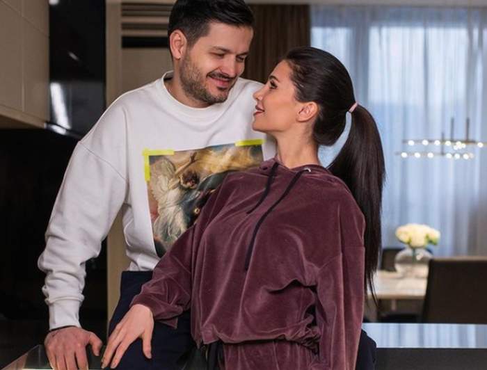 anda calin in trening privindu-l pe liviu varciu care sta pe o masa