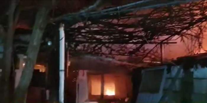 Imagine cu una dintre casele din Bucuresti in timp ce arde noaptea