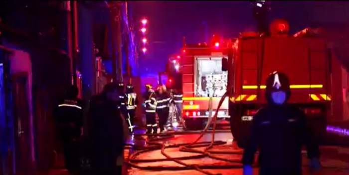 Incendiu teribil în Capitală! Cinci case au fost cuprinse de flăcări, iar un pompier a ajuns la spital / FOTO