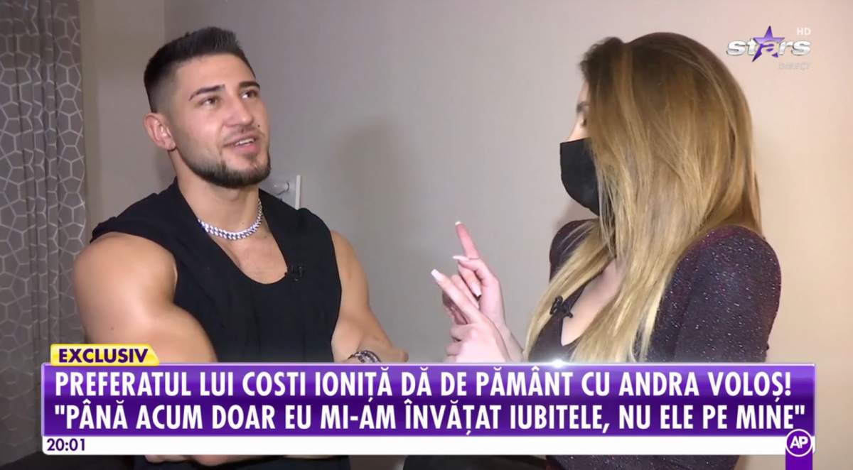 Bogdan Mocanu este la el acasa cu reporterul Antena Stars, poarta un top fără mâneci negru