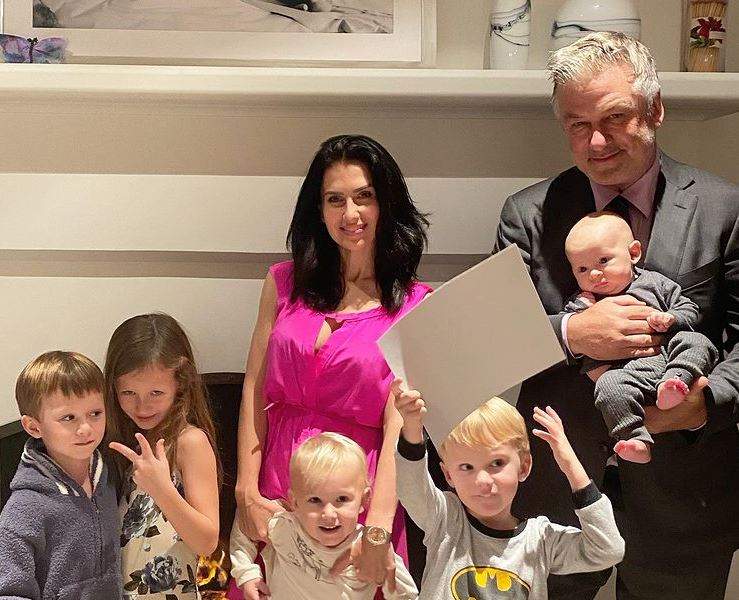 Alec Baldwin și familia lui. În poză soția lui, Hilaria, poartă o rochie roz.