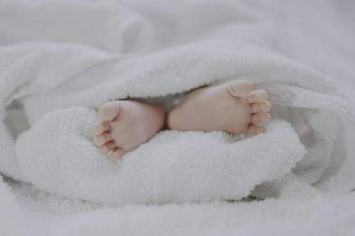 Trupul neînsuflețit al unui bebeluș a fost găsit pe un câmp de lângă Timișoara! Oamenii legii o caută pe mama copilului