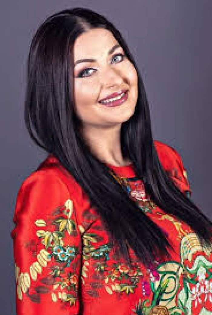 Gabriela Cristea, zâmbitoare, în ținută roșie