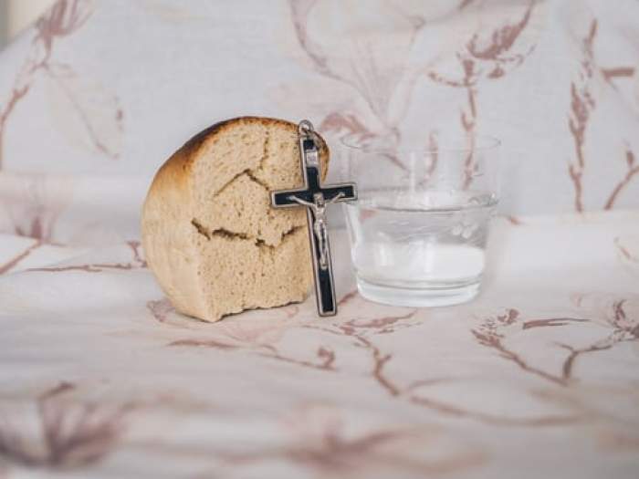 pâine, apă și o cruce