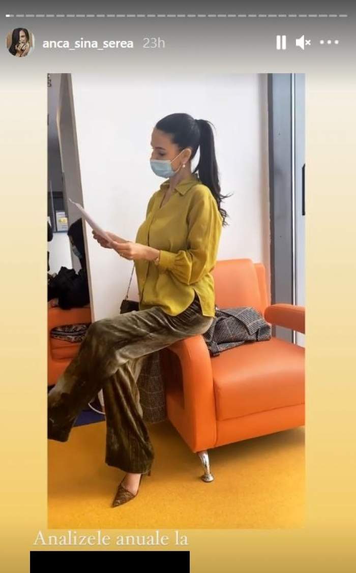 Anca Serea e la medic. Vedeta poartă o cămașă galbenă, pantaloni maro, stă pe un fotoliu oranj și ține în mână mai multe foi, spunându-le fanilor de pe Instagram că și-a făcut analizele.